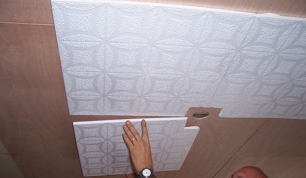 Наклейка потолочной плитки в квартире